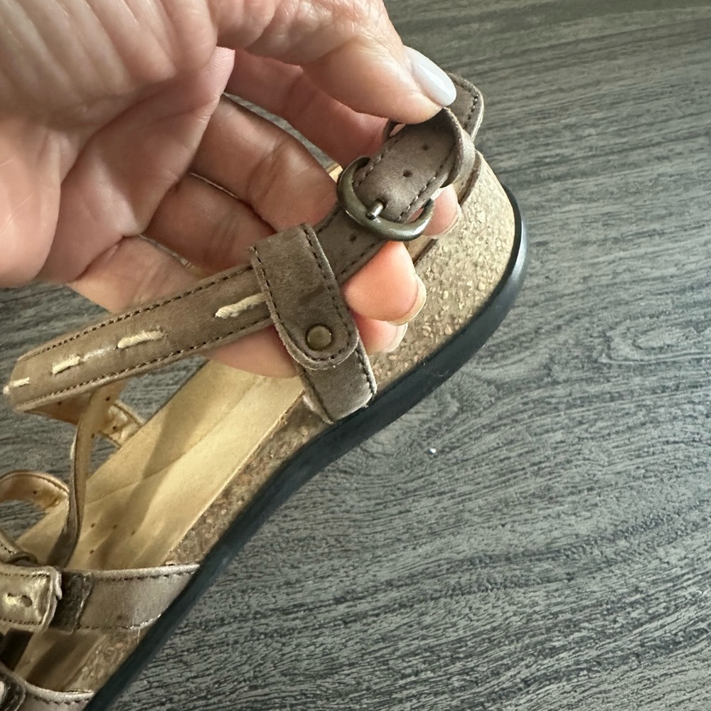 Elegant Beige Strappy Sandals - Picture 2 of 7